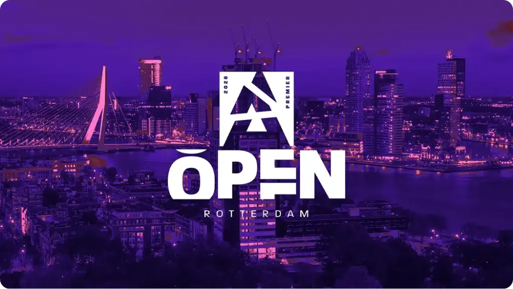 Een nachtelijk stadsgezicht van Rotterdam met verlichte wolkenkrabbers en de Erasmusbrug. Op de voorgrond staat in opvallende witte letters: “OPEN ROTTERDAM”